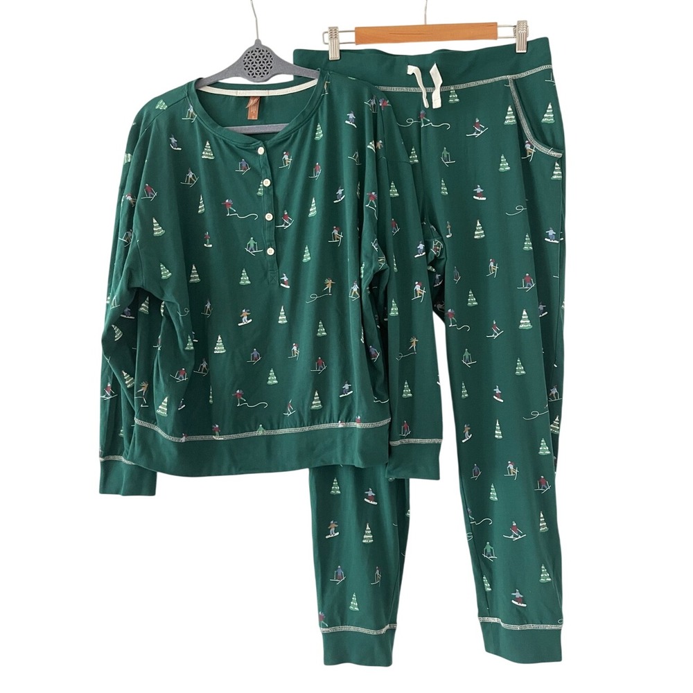 Denver Hayes Skiing Winter Christmas Pajamas Large
